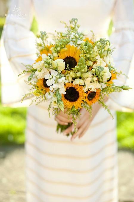 image-586315-yellow-and-white-bouquet-sunflowers.jpg